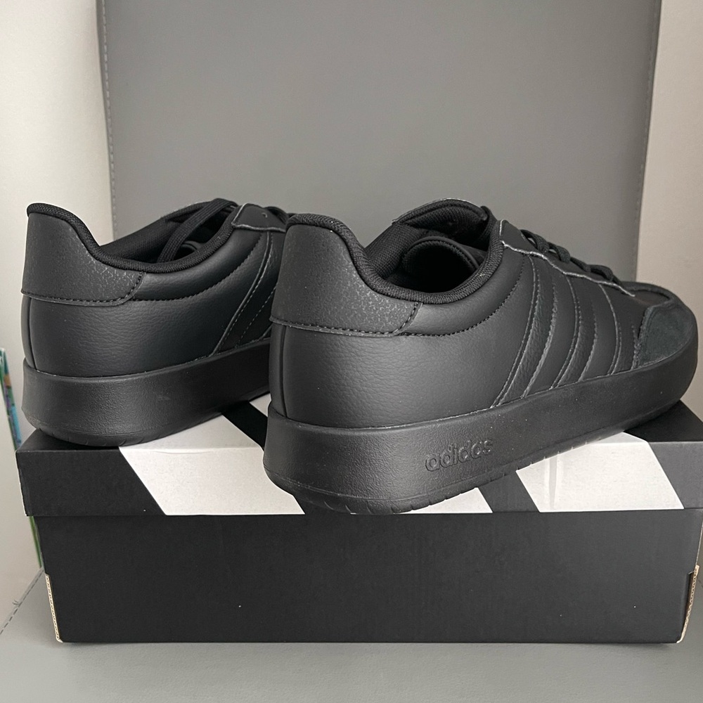 Adidas Men’s Bareda Black Size 12 - Picture 5 of 13